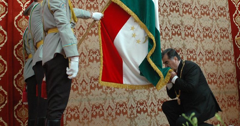 Президент пообещал Таджикистану светлое будущее под государственным флагом