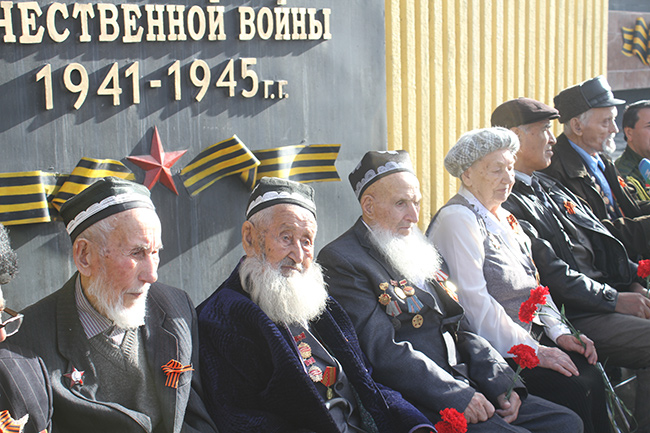 Таджикские ветераны ВОВ на церемонии, , посвященной 75-летию начала наступления советских войск под Москвой.