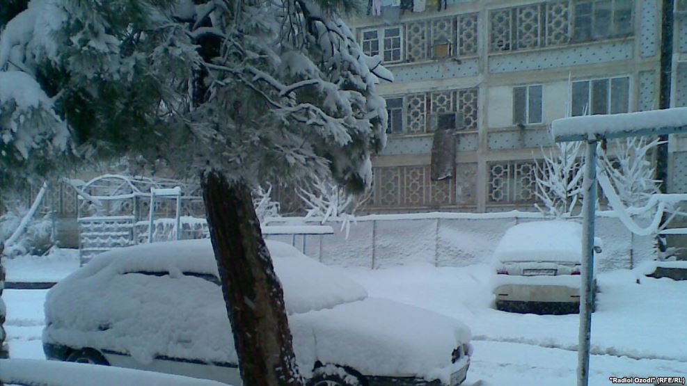 Снегопад в Вахдате обернулся трагедией