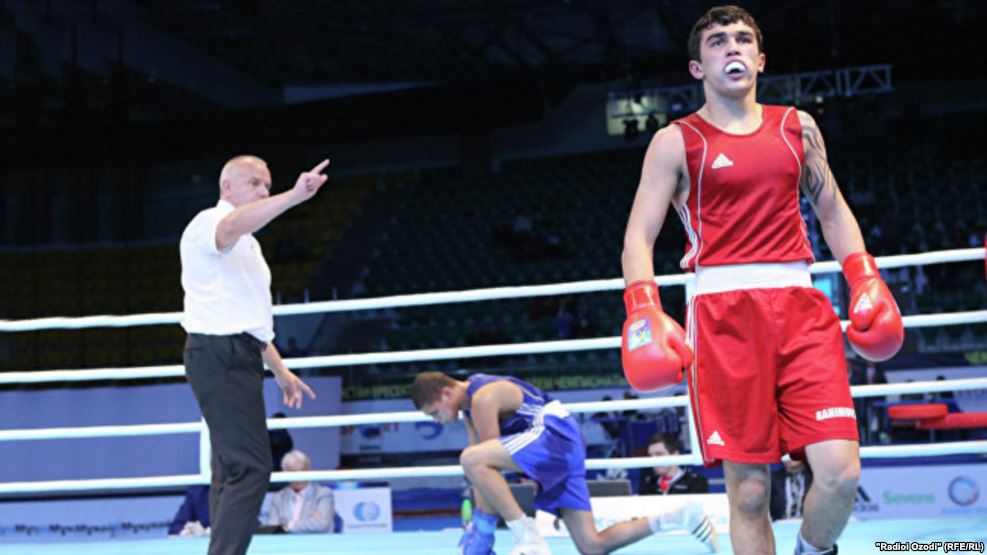 Таджикский боксер защитил титул чемпиона мира