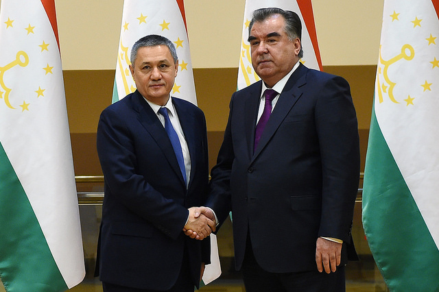 Эмомали Рахмон принял заместителя Премьер-министра Республики Узбекистан Рустама Азимова