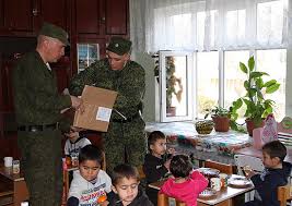 Военнослужащие 201 военной базы поздравили детей дома-интерната с Новым годом