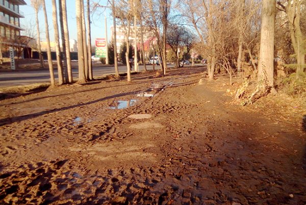 По колено в грязи. В Душанбе после прокладки труб забыли восстановить тротуары