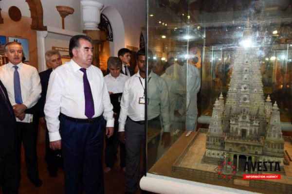 Президент посетил Храм Зуба Будды в Шри-Ланке