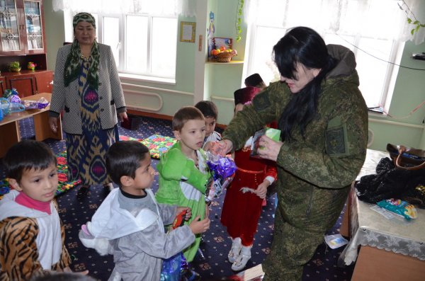 201-я РВБ поздравила детей дома-интерната №1 Душанбе с Новым Годом