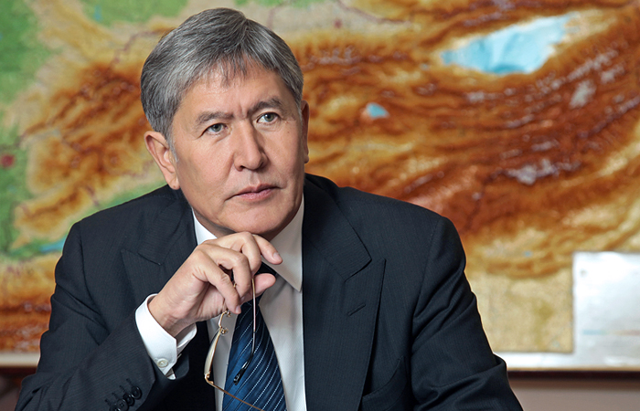 Алмазбек Атамбаев подписал указы о приеме в гражданство бывших таджикистанцев