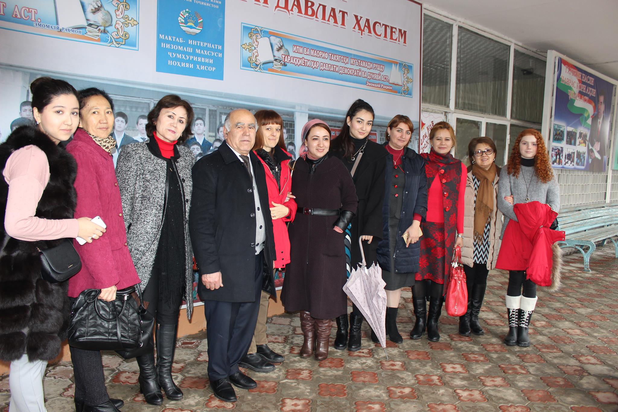 Воспитанники интерната в Гиссаре получили подарки от жен дипломатов
