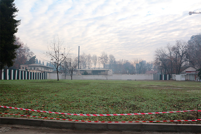 Вот так выглядит место, где стоял Русский драмтеатр имени Маяковского в Душанбе.