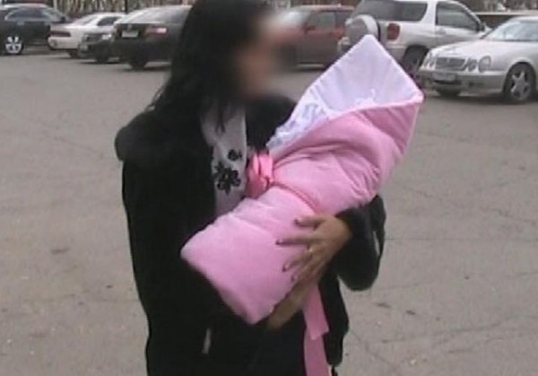 В Душанбе задержана женщина по подозрению в продаже своей дочери
