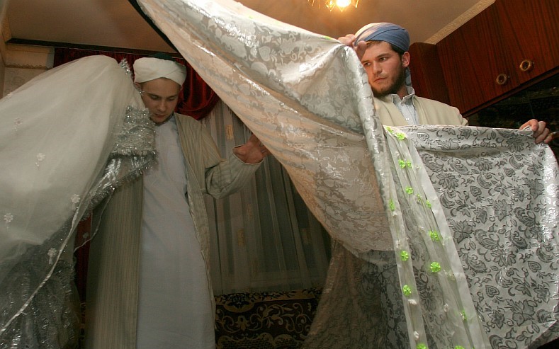 Обряд никох между Абдулой Рахимом (гражданином РФ Никитой Конышевым), принявшем ислам, и таджикской девушкой. 2007 год