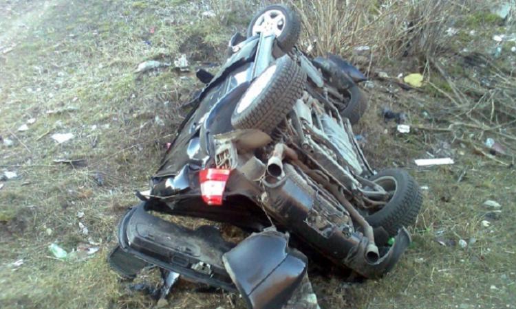 В Дангаре машина сорвалась в пропасть, трое погибли