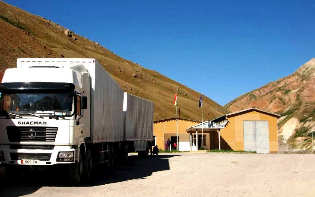 Таможенный пост на таджикско-кыргызской границе, модернизированный при поддержке АБР