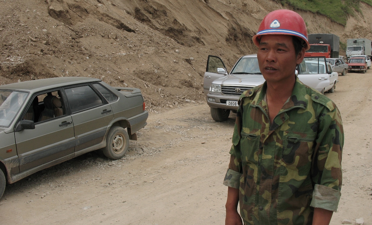 Китайский рабочий на строительстве автодороги Душанбе-Рашт