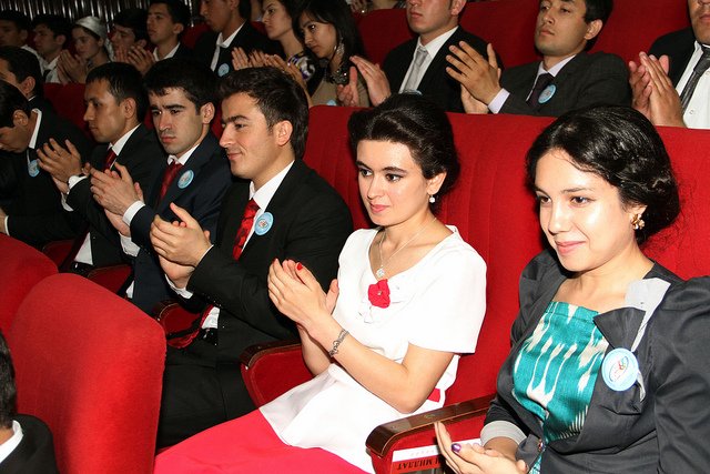 Президент официально объявил 2017 год в Таджикистане Годом молодежи