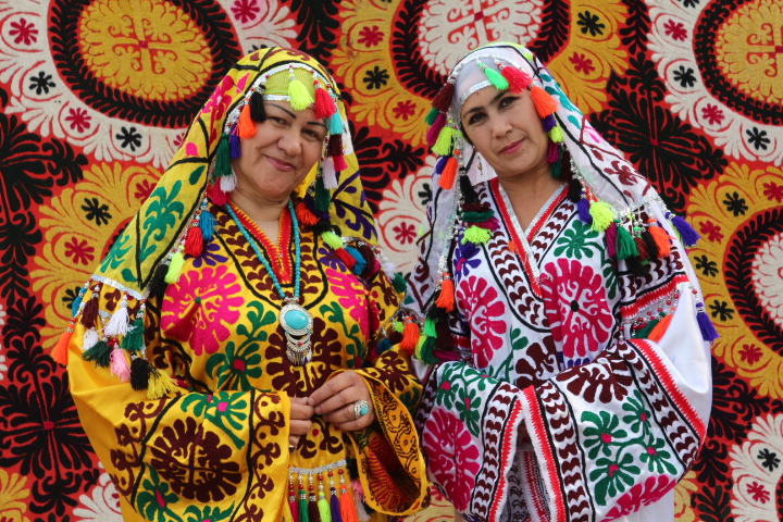 Узор и вышивка «Чакан» издревле используется для украшения платьев в южной части Таджикистана - в Хатлонской области.