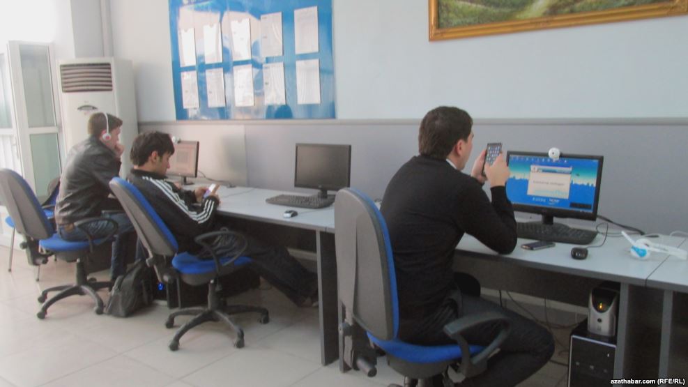 За жестокими играми: десятки подростков задержаны в столичных интернет-кафе