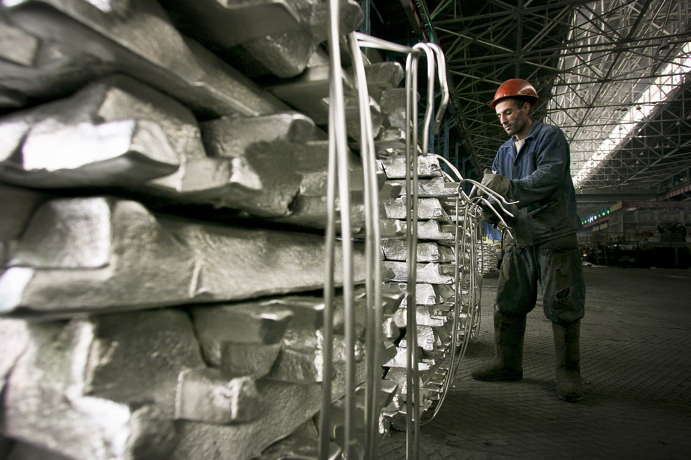Увеличить выпуск алюминия Таджикистану мешают низкие цены и маленький спрос