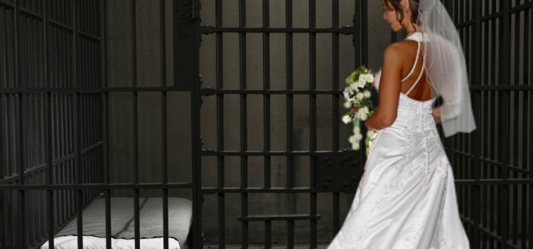 В Таджикистане растет число браков, заключенных в тюрьмах