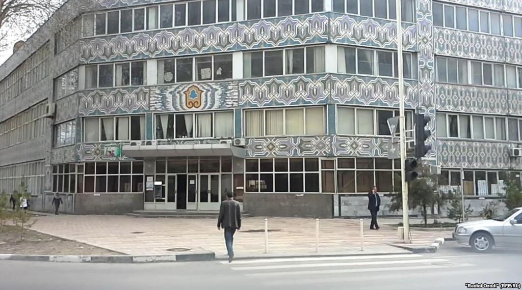 Таджикские власти не могут продать бывшую швейную фабрику Фирташа