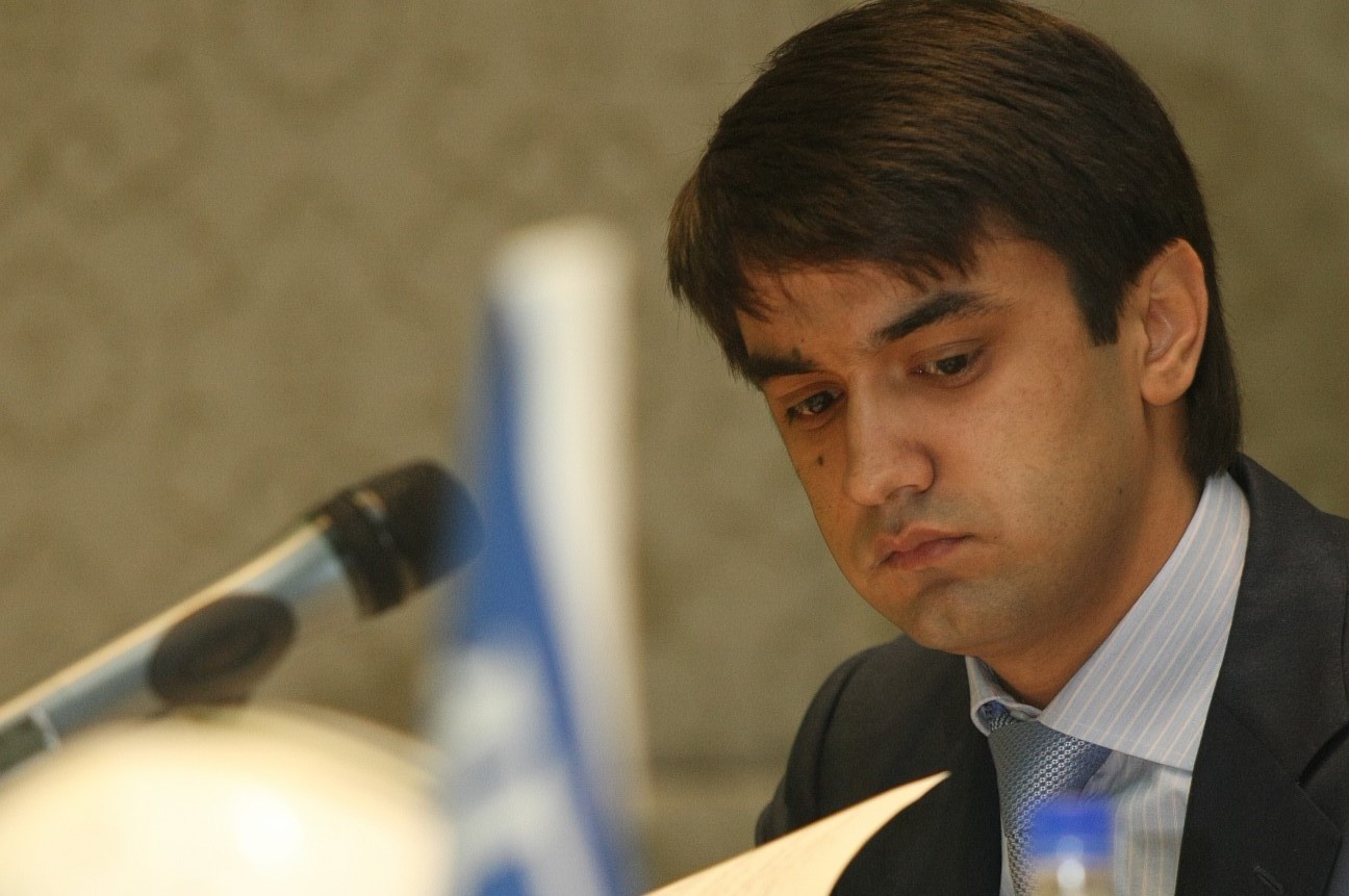 Рустам Эмомали еще в течение года не может быть избран сенатором Таджикистана