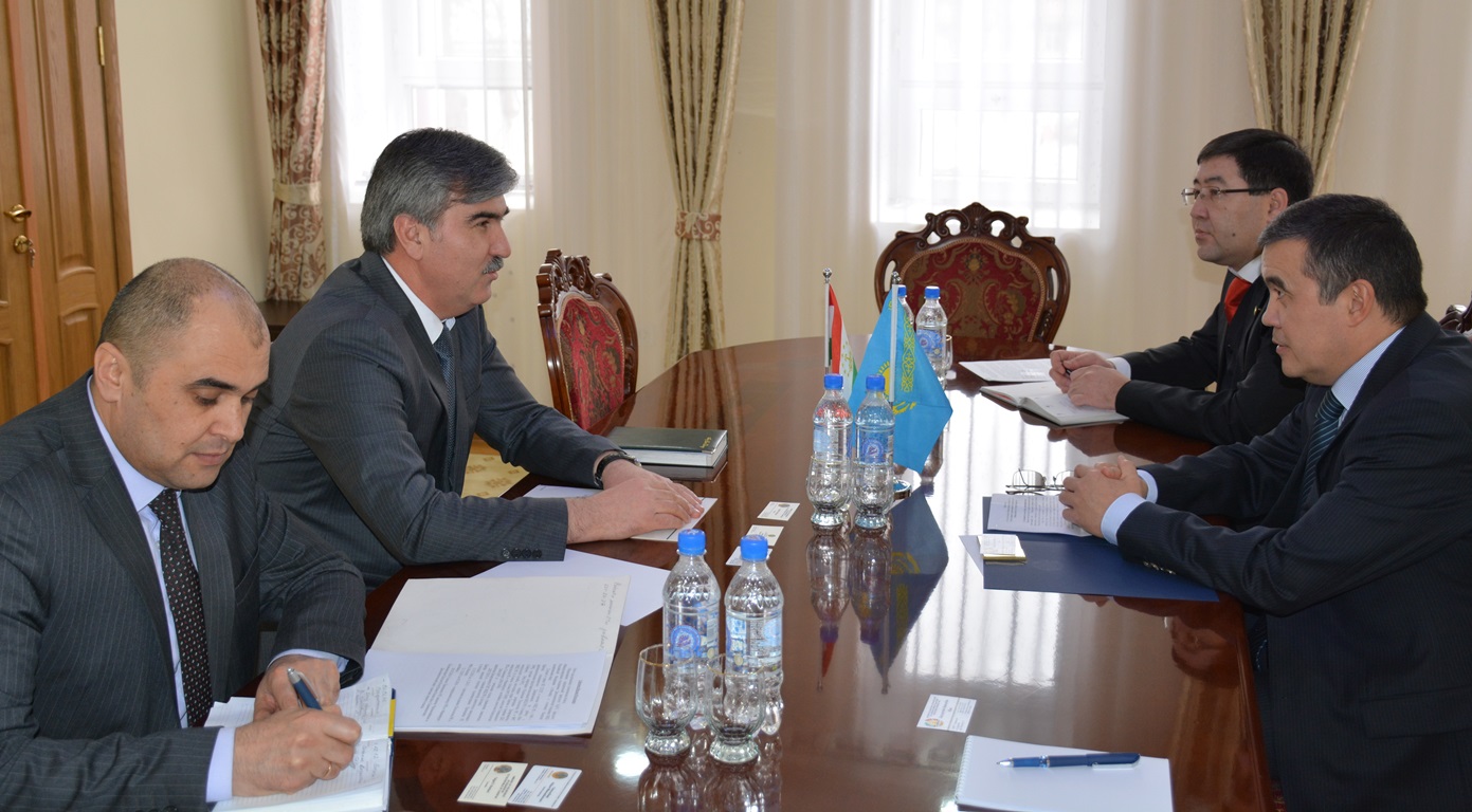 Встреча казахского дипломата встрече с председателем Госкомитета по инвестициям РТ Файзиддином Каххорзода.