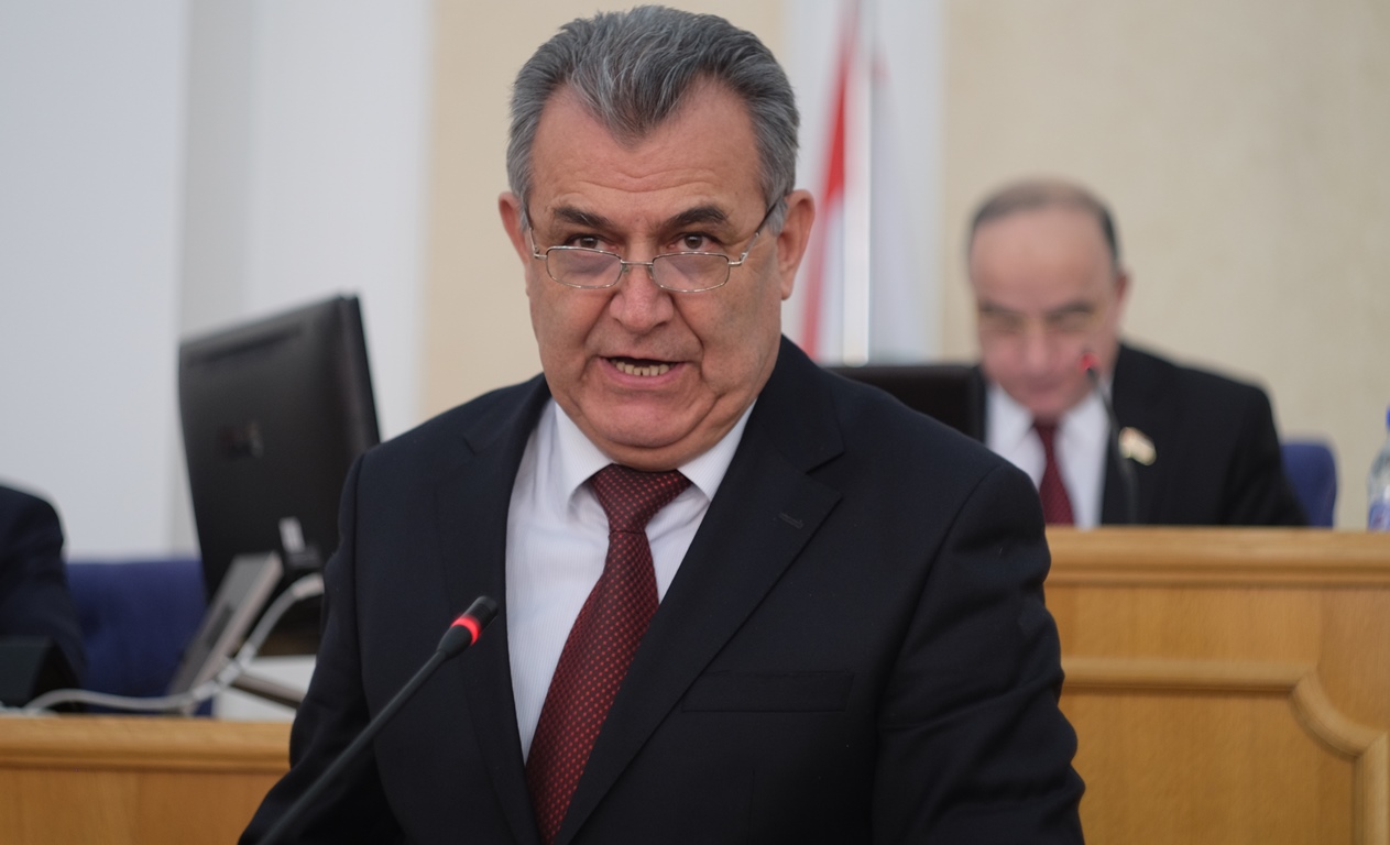 Министр образования и науки Таджикистана отчитывается перед парламентом страны