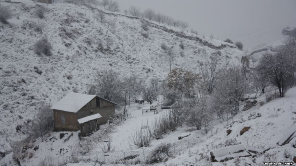 На востоке Таджикистана снежная лавина накрыла три дома