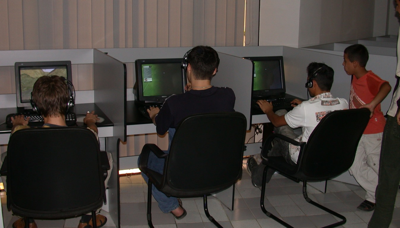 В Таджикистане подростки не могут посещать развлекательные центры после шести вечера