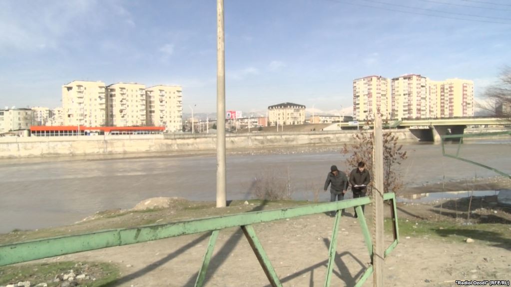 В мужской праздник 18-летняя девушка сбросилась с моста в Душанбинку