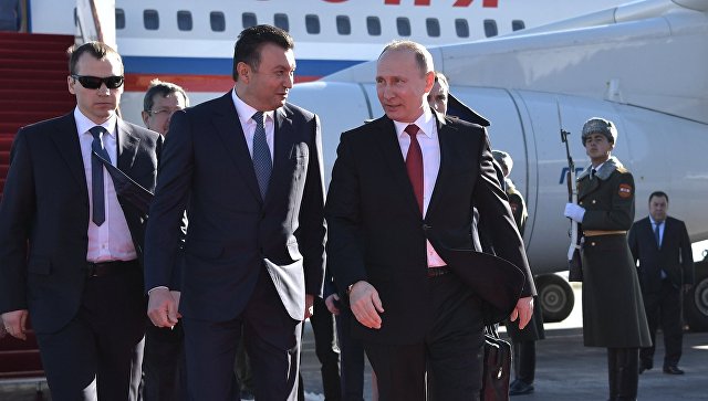 Владимира Путина в аэропорту Душанбе встретил премьер-министр Таджикистана Кохир Расулзода