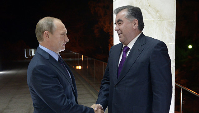 Путин поблагодарил Рахмона за помощь в работе военной базы в Таджикистане