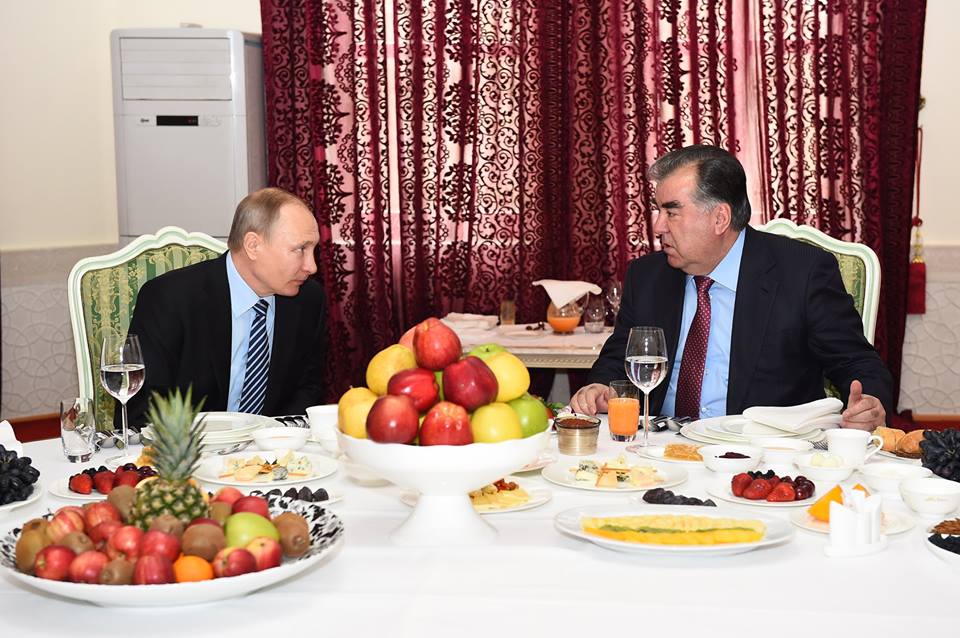 Эмомали Рахмон напоследок по-дружески пообщался с Владимиром Путиным