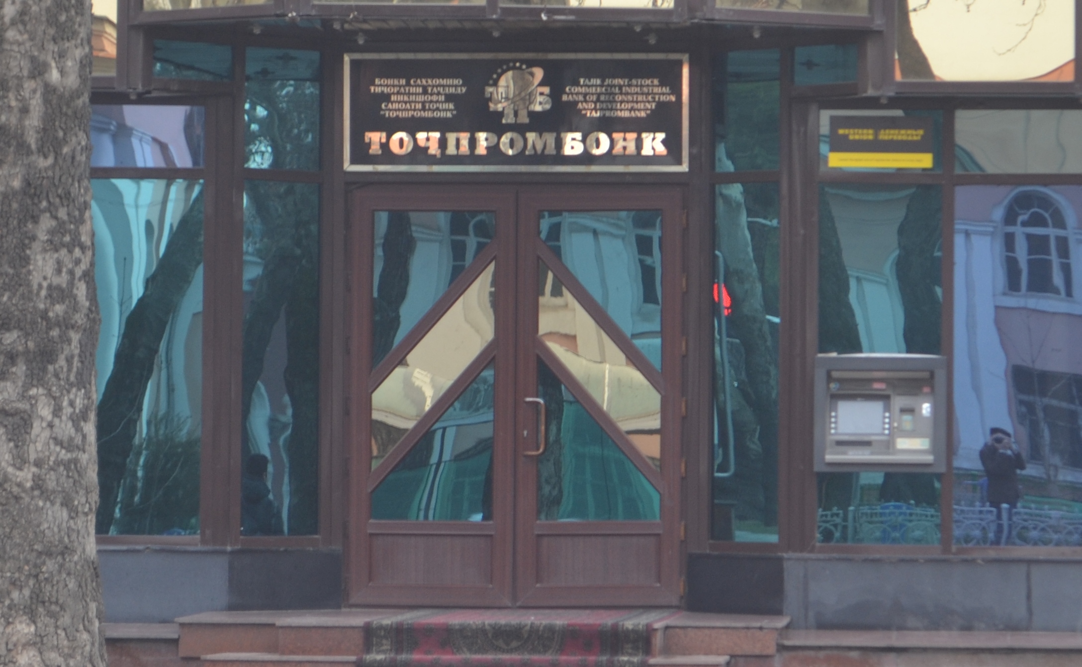 Клиентам «Таджпромбанка» и «Фононбанка» обещают вернуть деньги, но позже