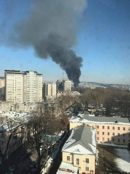 В Душанбе горит здание «Амонатбанка»