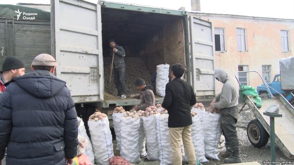 Эхо схода лавин. В Душанбе цена на картошку подскочила до 4 сомони