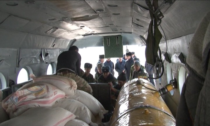 Жителям изолированных сел Бартанга доставлены продукты вертолётом