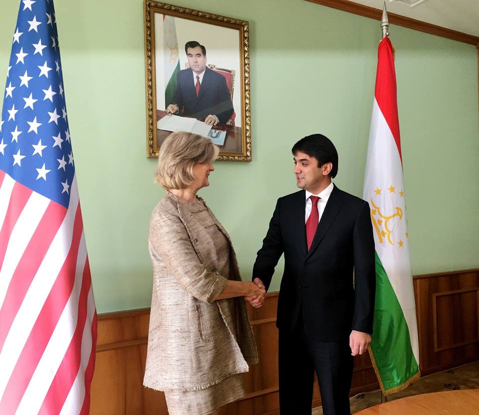Рустам Эмомали побеседовал с послом США в Таджикистане