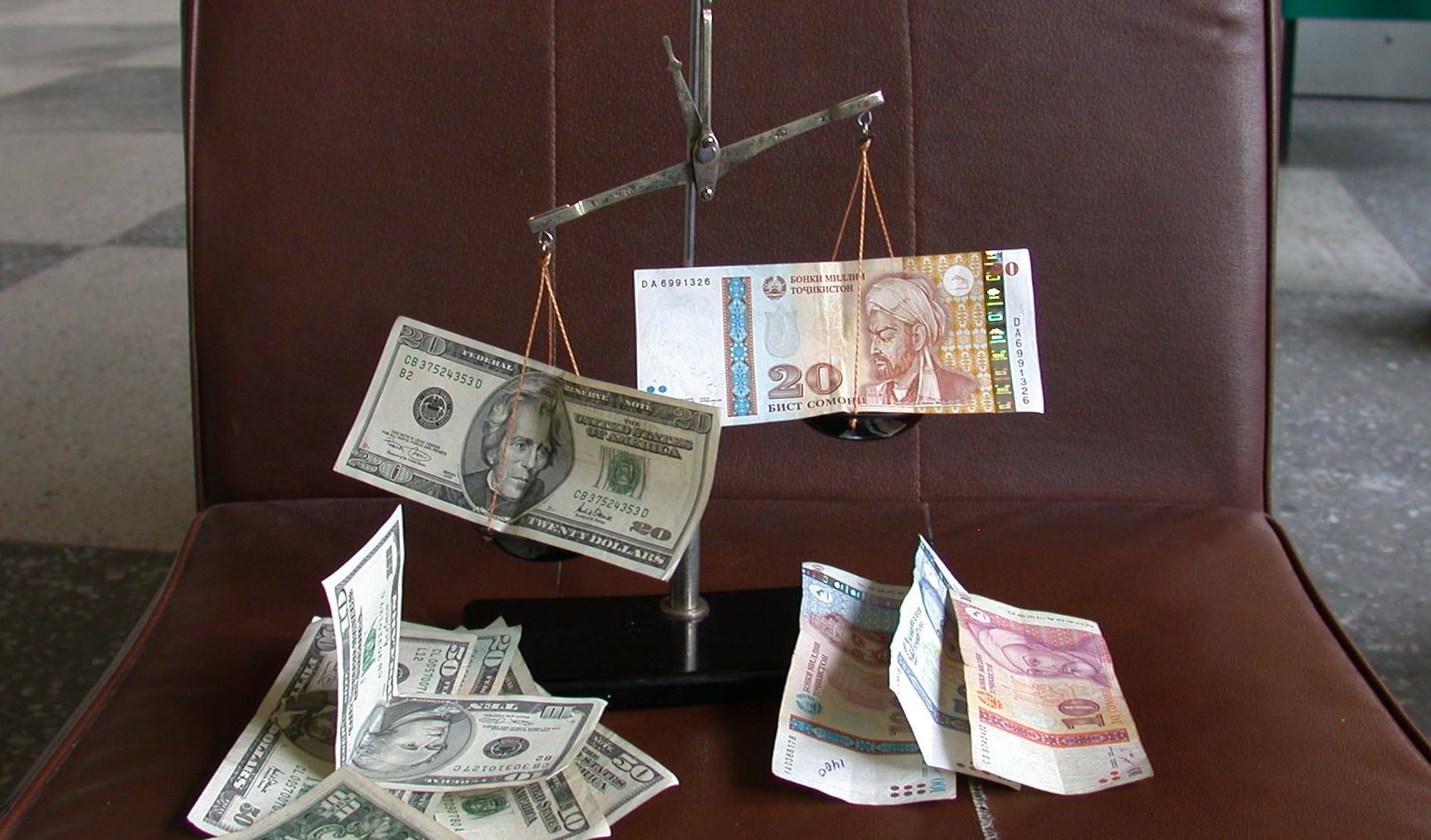 Доллар в Таджикистане официально перевалил за 8 сомони