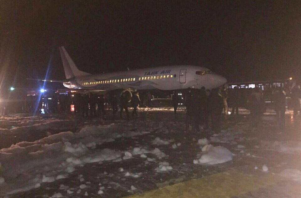 Самолет «Таджик Эйр» совершил аварийную посадку в аэропорту Худжанда