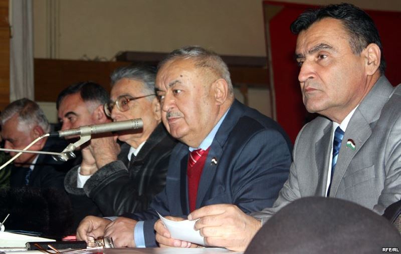 Съезд КПТ, на котором лидером коммунистов был избран Исмаил Талбаков (справа крайний). Рядом с Талбаковым - Шоди Шабдолов