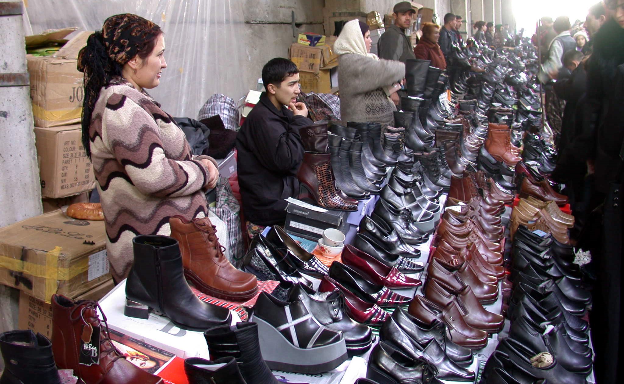 Где можно купить в душанбе. Таджикистан рынок Корвон. Вещевой рынок Душанбе Корвон. Базар Корвон в Душанбе. Корвон рынок в Душанбе обувь.