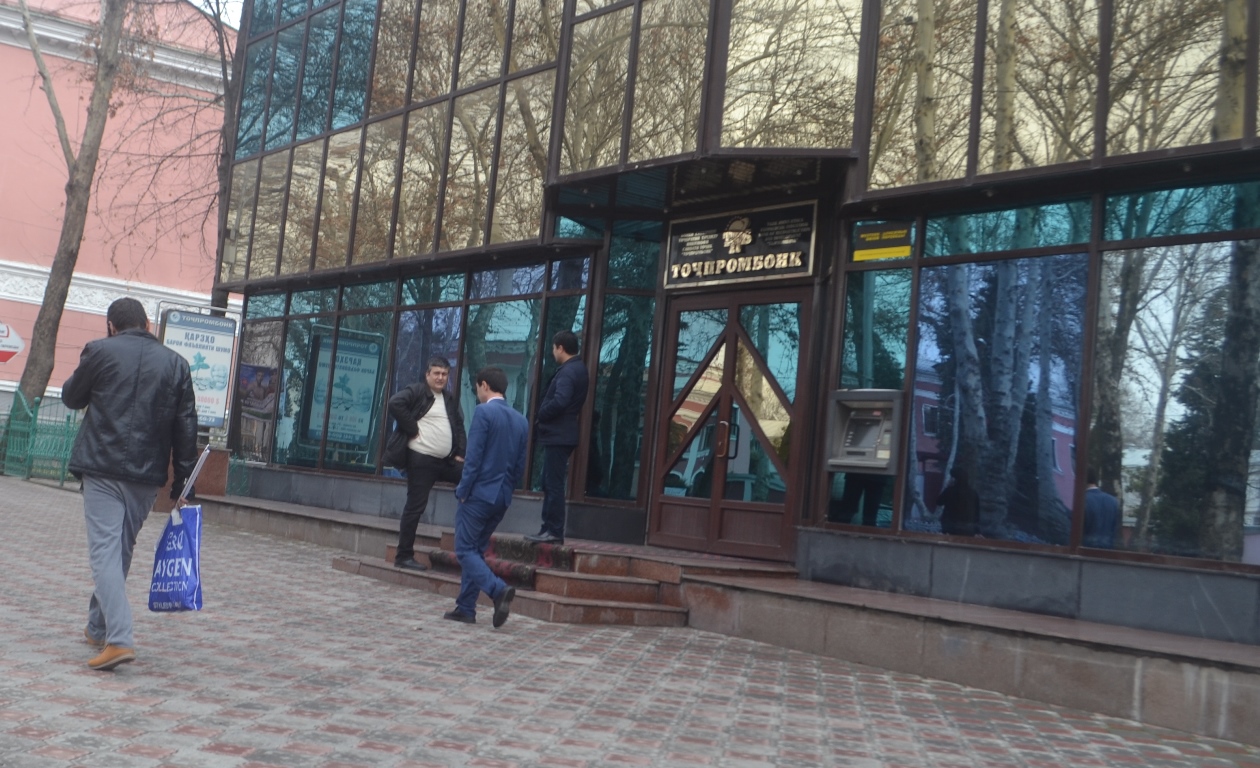 Вкладчикам «Таджпромбанка» и «Фононбанка» начали выплачивать сбережения