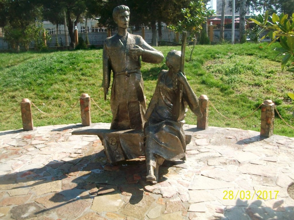 В Худжанде в честь героев фильма «Я встретил девушку» установлен памятник