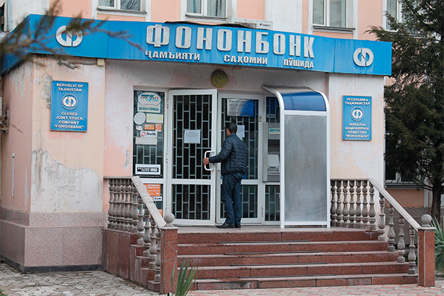 «Таджпромбанк» и «Фононбанк» расплатились с вкладчиками. По мелочи
