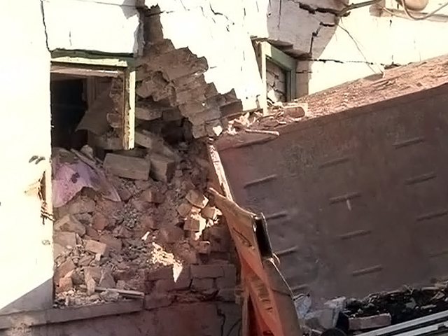 В Душанбе КамАЗ врезался в жилой дом. Хозяйка погибла