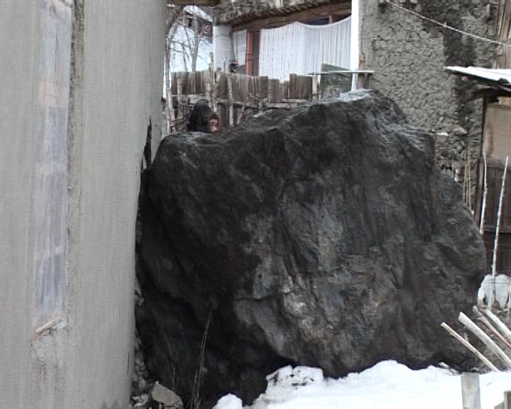 На востоке Таджикистана сошел сильный камнепад. Несколько домов разрушено