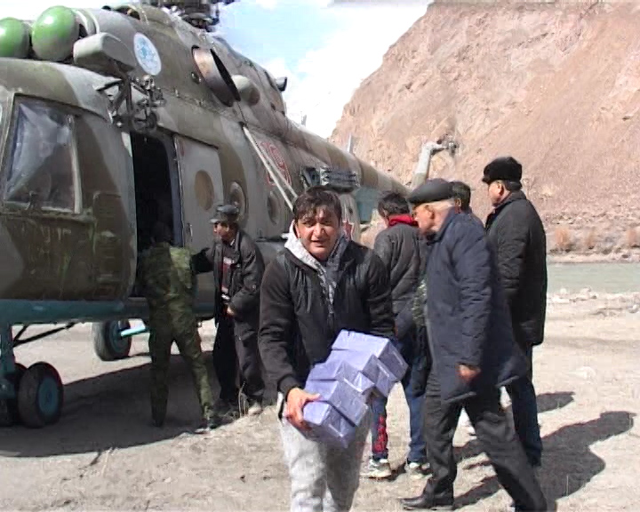 В отдаленные села Бартанга вертолетом доставлена помощь