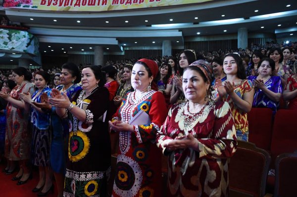 На встречу с президентом женщины Таджикистана нарядились в национальные платья