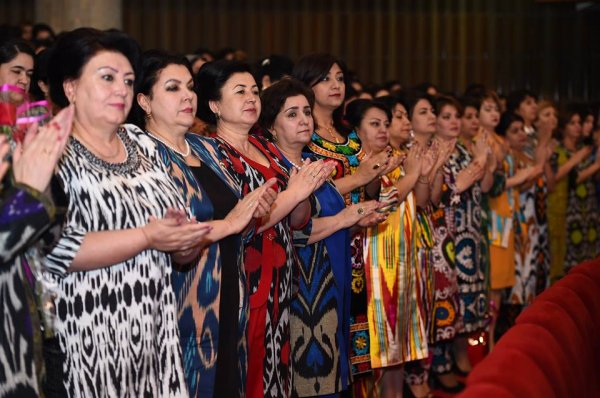 На встречу с президентом женщины Таджикистана нарядились в национальные платья