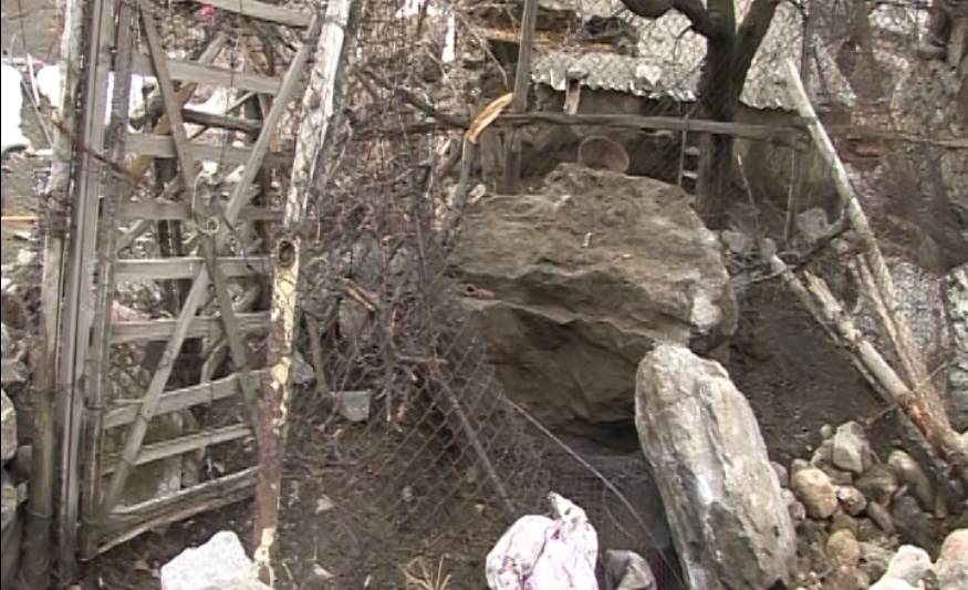 28 марта в микрорайоне Тем города Хорога произошел сильный камнепад. В результате, частично разрушены четыре жилых дома.